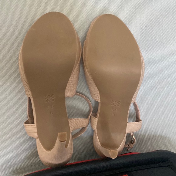 BCBG 5 virtually new 5 inch High Heels - Picture 3 of 5